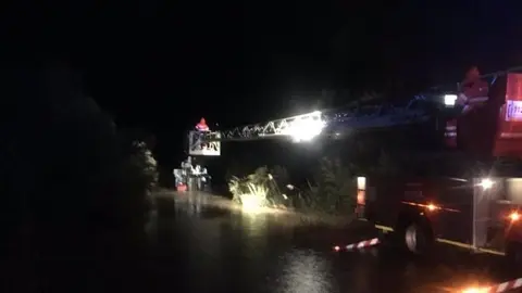 Este es el angustioso rescate de un cami&oacute;n atrapado en el r&iacute;o de Benamaurel en Granada