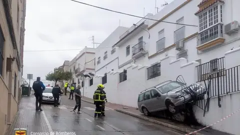 Aparatoso accidente de tr&aacute;fico en C&aacute;diz. Un conductor empotra su veh&iacute;culo contra una rampa