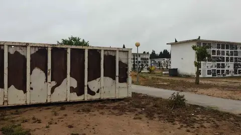 Contenedor en el cementerio de Jerez