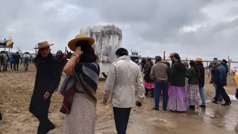 9.000 romeros gaditanos embarcan en Sanl&uacute;car para peregrinar hacia la aldea del Roc&iacute;o