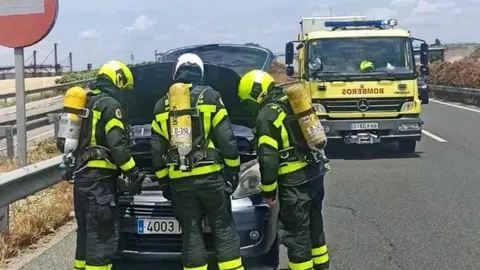 Incendio en un coche en Jerez