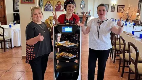 Un hotel de Burunchel, en Ja&eacute;n, primero en Andaluc&iacute;a en incorporar un robot a su plantilla