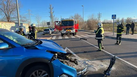Este es el choque entre 2 veh&iacute;culos en Sevilla. Hay menores muy afectados