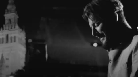 Manuel Carrasco rinde un sentido homenaje a Sevilla con 'Hay amores que duran toda la vida'