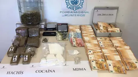 Venden droga en un piso de Sevilla y usan otro en el mismo bloque como 'fumadero' para clientes