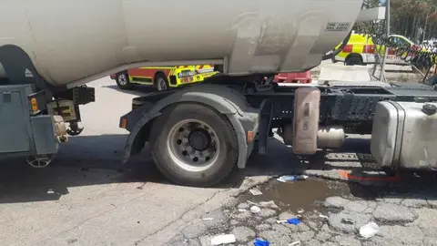 Cami&oacute;n cisterna en el que qued&oacute; atrapado un motorista en La L&iacute;nea (1)