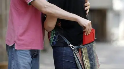 'Abrazo cari&ntilde;oso' en Huelva. Conoce esta t&eacute;cnica con la que se ha estafado a 11 ancianos