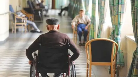 Estafan 200.000 euros a un anciano en una residencia de Sevilla. Este era el m&eacute;todo empleado