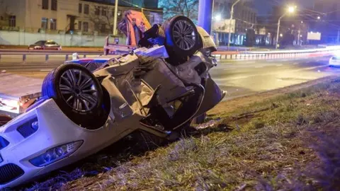 Muere una persona y otra resulta herida tras la salida de un veh&iacute;culo en Hinojos (Huelva)