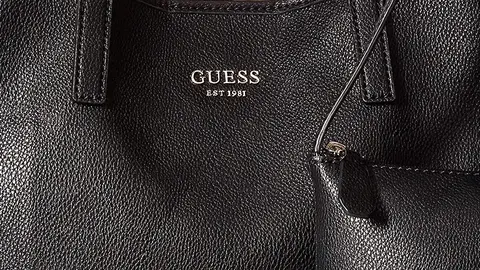 Amazon rebaja en m&aacute;s de 38 euros uno de los bolsos shopping m&aacute;s premium de Guess