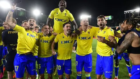 Los jugadores del C&aacute;diz CF celebran la permanencia en Elche