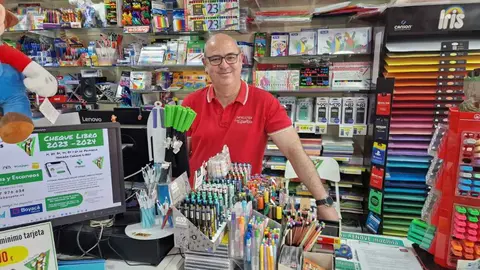 Diego Fuentes en su papeler&iacute;a