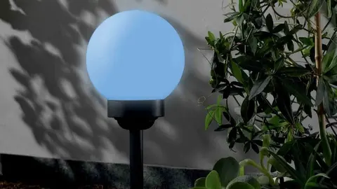 L&aacute;mpara solar esf&eacute;rica Livarno Home de Lidl