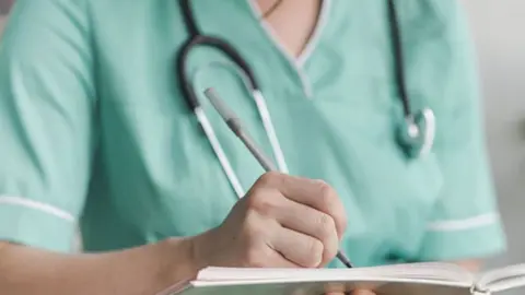 Los sanitarios se plantan frente a las agresiones. Una pediatra de M&aacute;laga casi pierde la vida