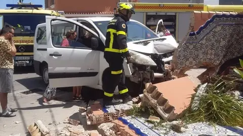 Susto en C&aacute;diz. As&iacute; pierde el control de su furgoneta y se empotra contra el muro de una casa