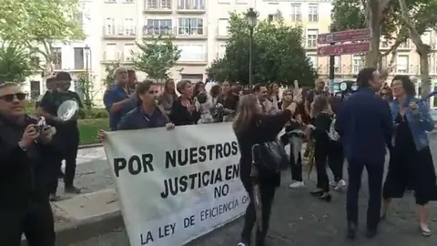 Cacerolada frente a la sede del PSOE en Jerez