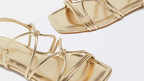 Shock en la red al ver la sandalia plana dorada de Parfois de 25,99 euros