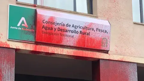 Fachada de la Consejer&iacute;a de Agricultura, Pesca, Agua y Desarrollo tras el ataque