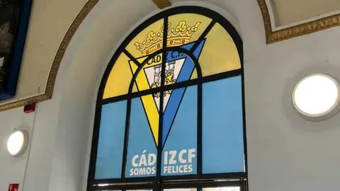 Escudo del C&aacute;diz CF en la estaci&oacute;n de tren de Jerez
