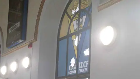 Escudo del C&aacute;diz CF apedreado en la estaci&oacute;n de tren de Jerez