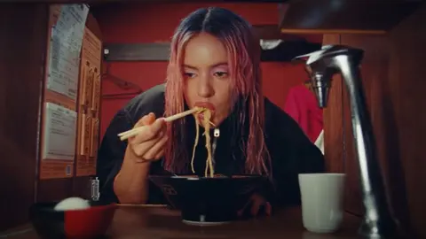 Los fans de Rosal&iacute;a teorizan sobre una posible relaci&oacute;n bisexual tras su nuevo tema 'Tuya'