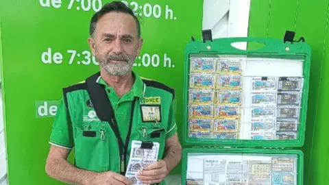 Alfonso G&oacute;mez, vendedor de la ONCE