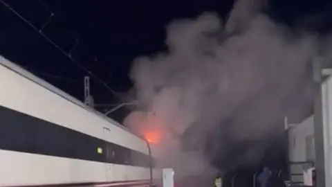 P&aacute;nico en Sevilla. En llamas un tren con 144 ni&ntilde;os en su interior