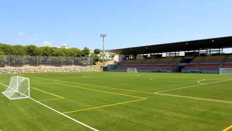 As&iacute; roba en hasta 7 campos de f&uacute;tbol base de M&aacute;laga capital para llevarse botellas de alcohol