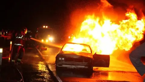 P&aacute;nico en Huelva As&iacute; se expanden las llamas en un parking exterior en Punta Umbr&iacute;a