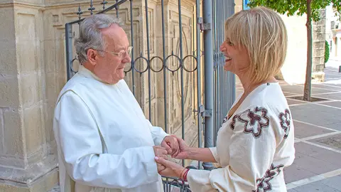 El comendador mercedario reverendo Felipe Ortuno recibe a Mar&iacute;a Jos&eacute; Garc&iacute;a-Pelayo
