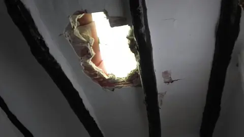 Cae una piedra de grandes dimensiones sobre una casa en Granada. Estas son las consecuencias