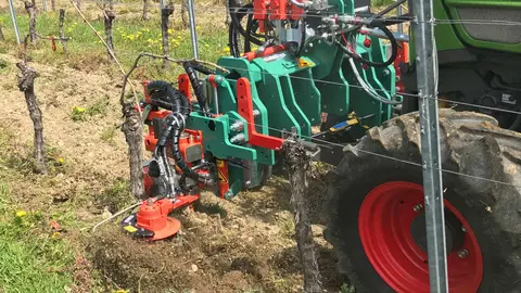 Tremendo suceso en Almer&iacute;a. Una de sus piernas queda atrapada en una m&aacute;quina de arar
