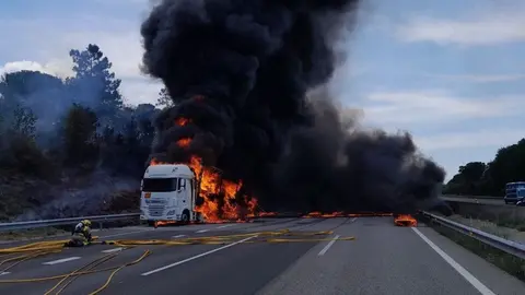 P&aacute;nico en Sevilla. Impactante incendio de un cami&oacute;n en plena carretera