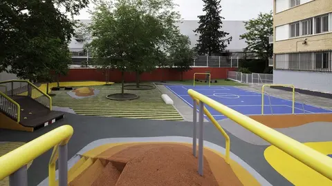 As&iacute; cae el un muro de un colegio en Granada en horario escolar