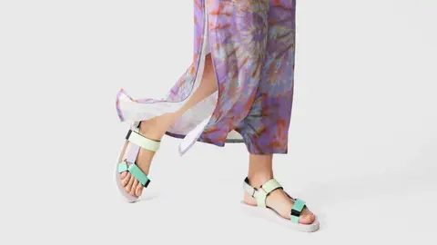 Pull&Bear (Inditex) comienza el verano con la fant&aacute;stica sandalia multicolor por solo 12,99 &euro;