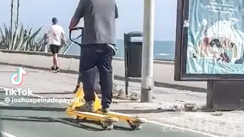 Obrero paseando en carretilla por el carril bici de C&aacute;diz