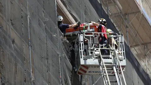Tremendo accidente laboral en Sevilla. Cae desde la octava planta de un edificio en obras