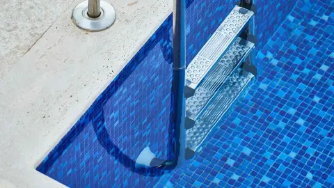 Una piscina en una foto de archivo