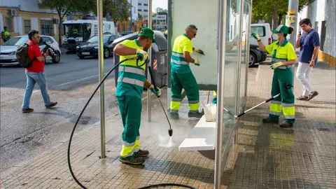 Operarios de limpieza en la barriada de Las Vi&ntilde;as | Foto: Noelia Herrera (Jonocla) para El MIRA