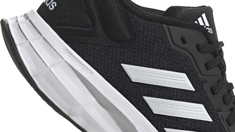 Vuelve el negro - las Skechers y las Adidas que m&aacute;s se llevan este verano en Amazon