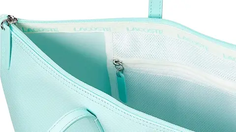 El bolso shopper celeste top ventas de Amazon es de Lacoste &iexcl;y ahora tiene un 30% de descuento!