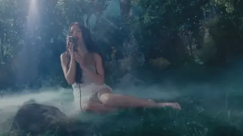 Olivia Rodrigo representa la catarsis que ha sufrido en su vida con el nuevo tema 'Vampire'