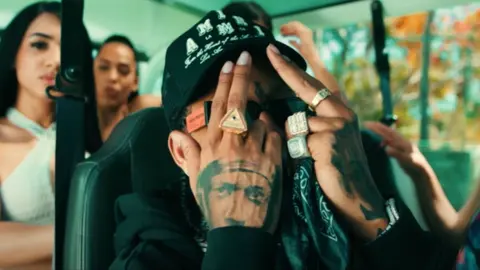 Anuel AA lanza 'Milloneta' junto con Rochy RD tras ser viral por su foto besando a una chica