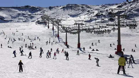 Muere un trabajador del departamento de remontes de Sierra Nevada tras caer desde 4 metros