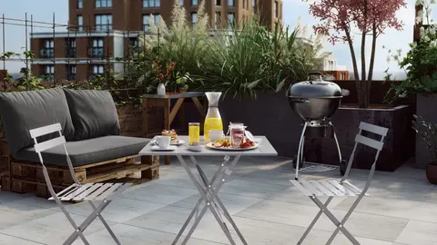 La mesa de jard&iacute;n plegable de Leroy Merlin que saca el mayor partido al verano