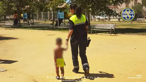 Con solo 2 a&ntilde;os y cruzando solo entre el tr&aacute;fico por la Ronda del Tamarguillo en Sevilla