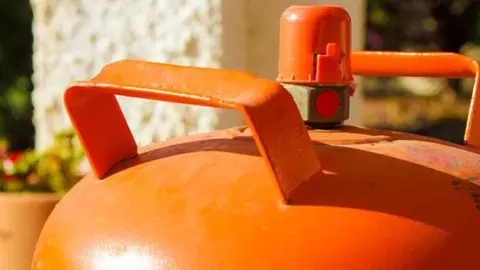 Terror en Almer&iacute;a. Se atrinchera en una casa con una mujer secuestrada y rodeado de bombonas