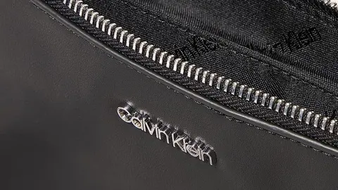 Amazon rebaja su bolso Calvin Klein para verano: con estilo y perfecto para las noches de fiesta