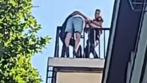 La Polic&iacute;a Nacional salva a un hombre en Linares pretend&iacute;a lanzarse al vac&iacute;o