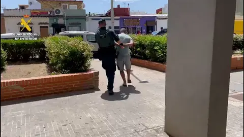 As&iacute; arroja por la borda a un guardia civil despu&eacute;s de ser rescatado en C&aacute;diz